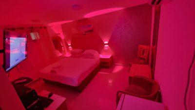 צימר לפי שעה בירושלים – חדר רומנטי עם תאורה רכה