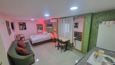 מלון לפי שעה בירושלים – חדר עם תאורה רומנטית ועיצוב נעים