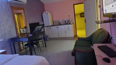 מלון לפי שעה בירושלים – חדר עם טלוויזיה גדולה ואבזור מלא