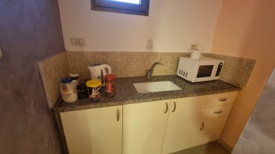 מלון לפי שעה בירושלים – חדר עם פינת קפה ומקרר קטן