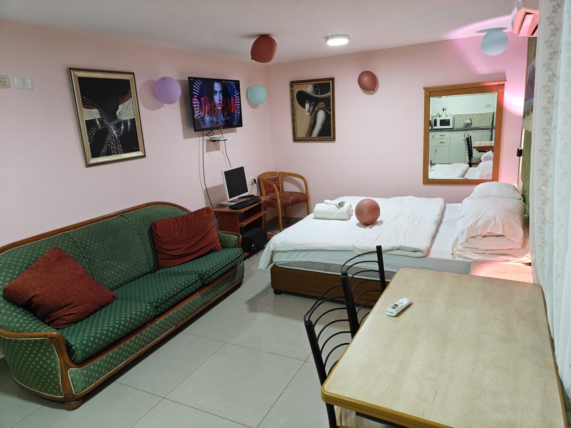 Zimmer in Love Jerusalem – comfortable double bed in a romantic setting