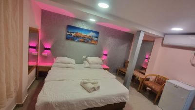 חדרים שלי ושלך – חדר לפי שעה עם מיטה זוגית גדולה, תאורה אינטימית ואווירה רומנטית