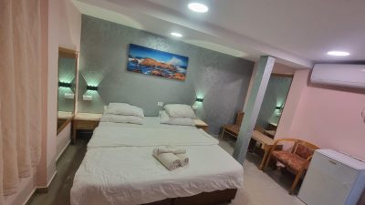 צימר לפי שעה בירושלים – חדר עם מיטה זוגית גדולה ותאורה אינטימית