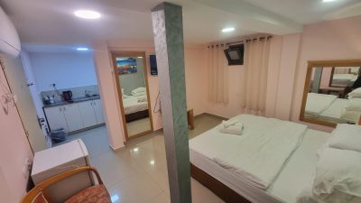 חדרים יפים – מיטה זוגית גדולה בחדר נעים