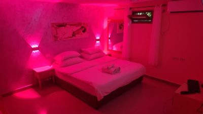 חדרים יפים – חדר עם פינת ישיבה נעימה