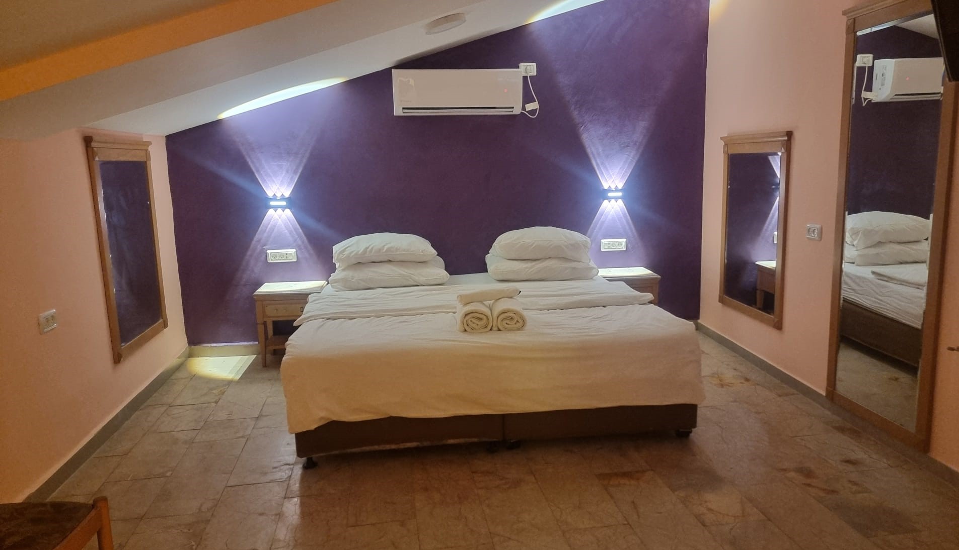 שולחן קטן וכיסאות מעוצבים בחדר דיסקרטי בירושלים.