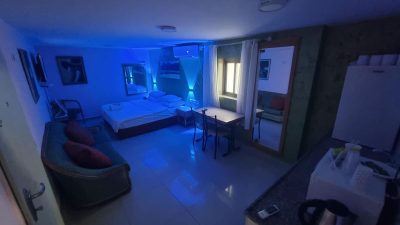 חדר הכי יפה בירושלים – חדר עם מיטה זוגית גדולה ותאורה אינטימית