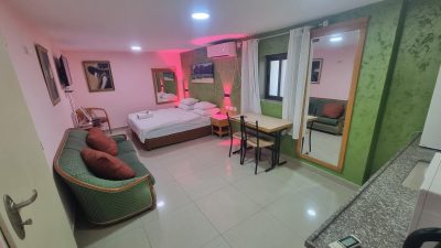 חדר הכי יפה בירושלים – חדר עם פינת קפה ואבזור מלא