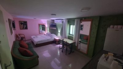 חדר הכי יפה בירושלים – חדר עם פינת ישיבה באווירה רגועה