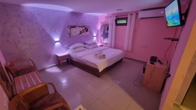 חדרים דיסקרטיים בירושלים – מיטה זוגית ותאורה רומנטית בצבע וורוד