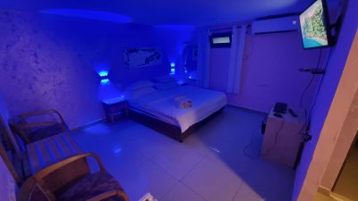 חדרים דיסקרטיים בירושלים – מיטה זוגית עם תאורה אינטימית כחולה