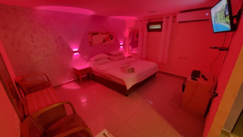 חדר לפי שעה באבן ספיר – מיטה זוגית, שולחן זוגי, מראה ומיזוג