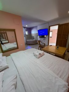 צימר רומנטי בירושלים עם ג'קוזי – מבט מהחדר אל הג'קוזי, הכניסה והטלוויזיה