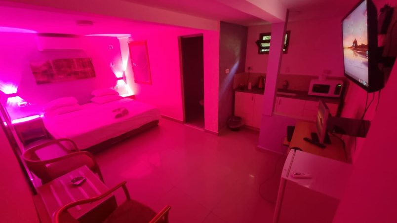 חדר קסום לזוגות – החדר זוגי שקט עם מיטה גדולה ומזמינה