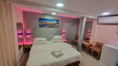 חדר קסום לזוגות – מיטה זוגית גדולה באווירה שקטה ונעימה