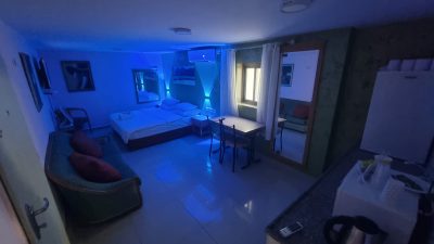 חדר יפיפה לזוגות – חדר עם פינת קפה ואבזור מלא