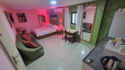 חדר יפיפה לזוגות – מטבחון עם קומקום מקרר ומיקרוגל