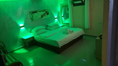 חדר יפיפה לזוגות – חדר עם טלוויזיה גדולה