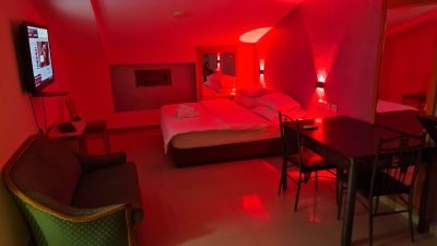 חדר יפיפה לזוגות – חדר עם פינת ישיבה נעימה